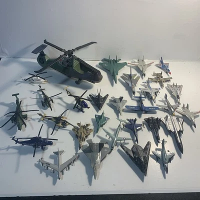 Lote de 29 aviones y helicópteros militares diecast y de plástico Foto 1 de 4