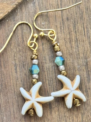 Pendientes de estrellas de mar doradas, marfil, cobre y cuentas verdes océano. Amantes de la playa Foto 1 de 3