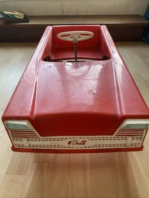 Voiture à pédales ancienne En Plastique FINA S. 77/38/28 CM - Photo 1/4