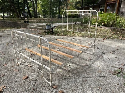 Cama tamaño completo de hierro forjado país francés antiguo Foto 1 de 4