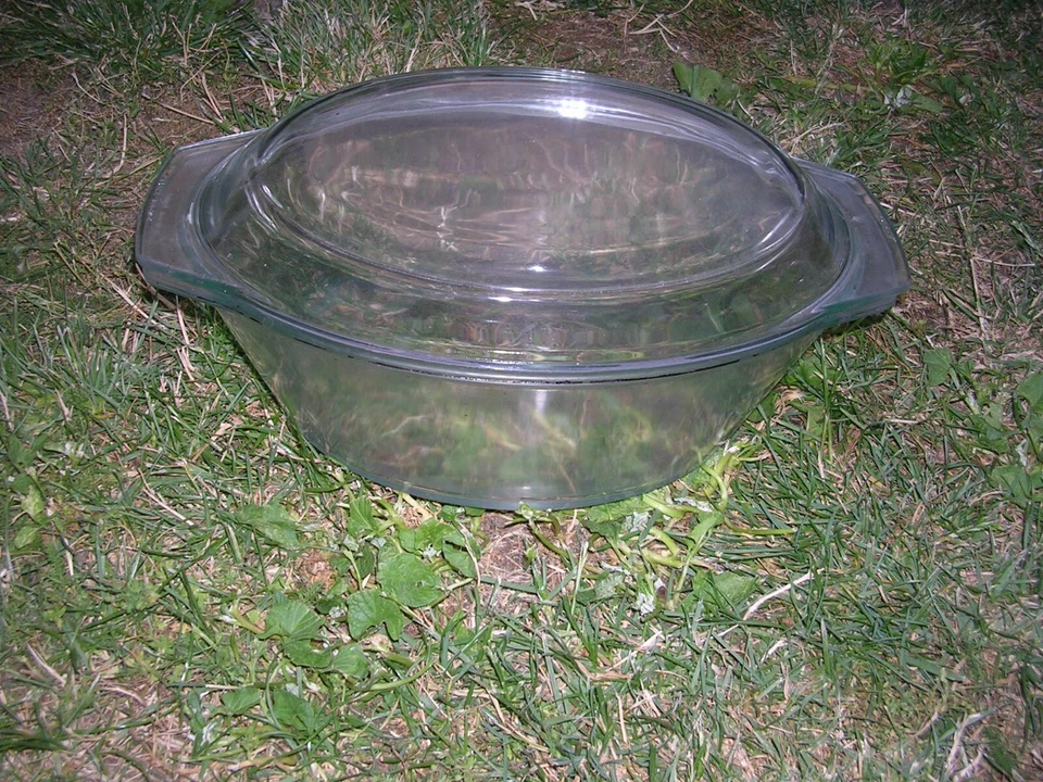 ancienne cocotte en pyrex avec son couvercle - Photo 1/1