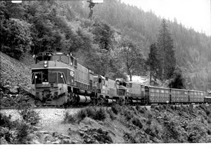 Tren ferroviario de Columbia Británica 1974 #724 motor loco 5x7 foto X2200S BC D - Imagen 1 de 2