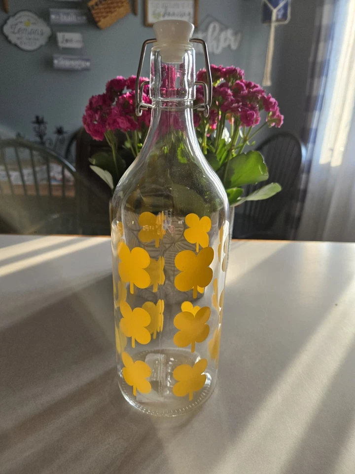 Botella IKEA Sommar con tapa de vidrio transparente patrón de trébol amarillo 1 L Foto 1 de 1