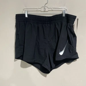 Pantaloncini da corsa Nike donna Plus Swoosh Dri-FIT vita media foderati neri taglia 1X - Foto 1 di 9