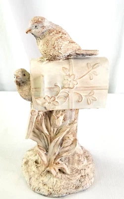 Estatuilla de pájaros en buzón estatua Foto 1 de 4