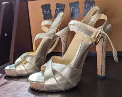 Sandalias de tacón alto Versace doradas con tachuelas 37,5 Hechas en Italia - Suela de cuero Foto 1 de 4