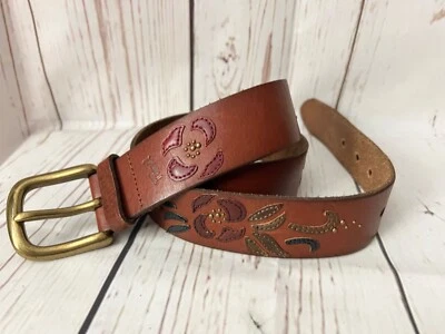 Cinturón de cuero marrón Fossil para mujer grande 36"-40" apliques y tachuelas ¡EXCELENTE ESTADO USADO! Foto 1 de 4