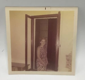 Bella giovane donna anni '60 foto - in piedi con abito colorato alla moda - Foto 1 di 4