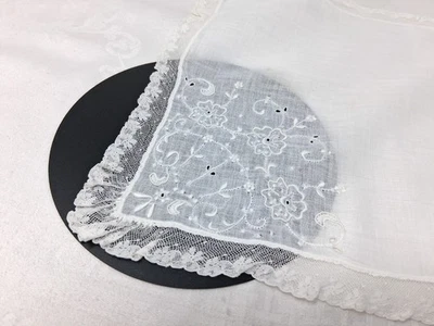Precioso Pañuelo Vintage Floral Blanco sobre Blanco Floral Borde Encaje Esquina ENVÍO GRATUITO Foto 1 de 3