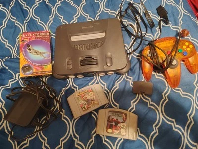 Lote Nintendo 64 con Mario y Star Fox un mando naranja todas las jugadas bien difícil de encontrar Foto 1 de 4