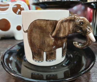 Juego de tazas y platillos de café espresso de 2 oz con mango de safari de cerámica con patrón de elefante Foto 1 de 4