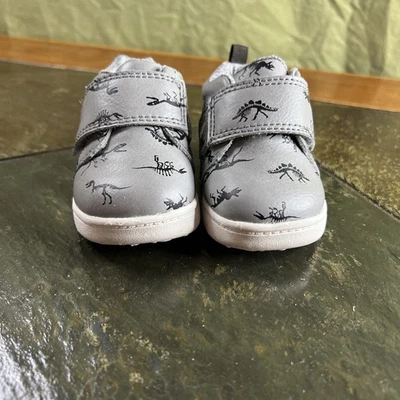 Zapatillas deportivas Carter's grises con estampado de dinosaurios primer caminante bebé niño talla 2M Foto 1 de 4