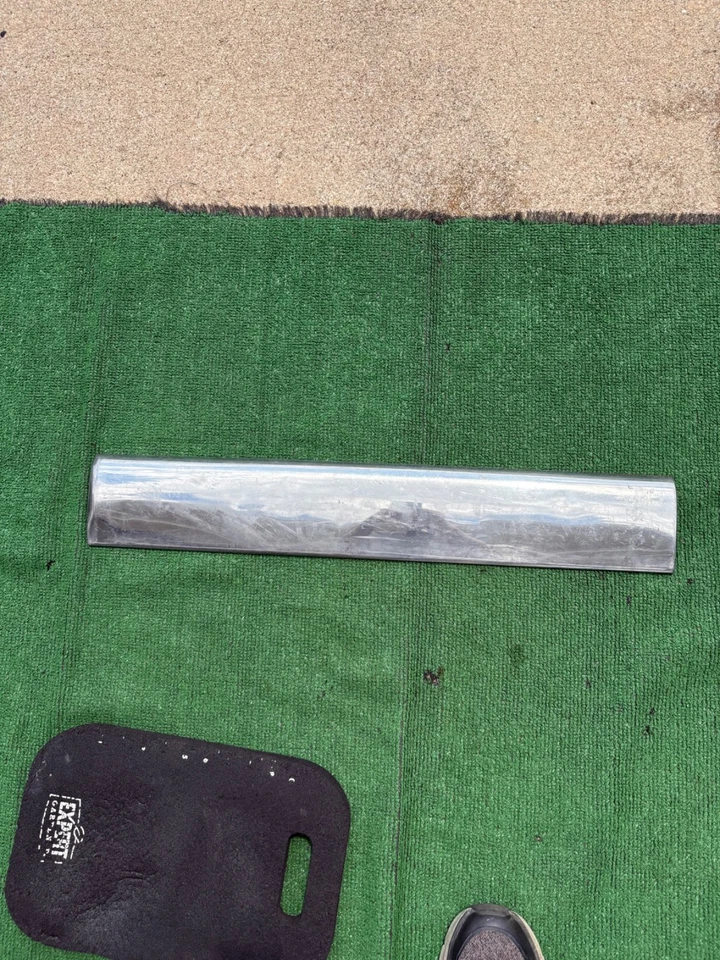 1951 1952 1953 Kaiser 4 door lower back quarter panel trim passengers side Foto 1 de 4