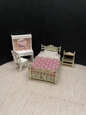 Juego de dormitorio Lundby Pink Heaven: cama y mesita de noche "latón", tocador y silla Foto 1 de 4