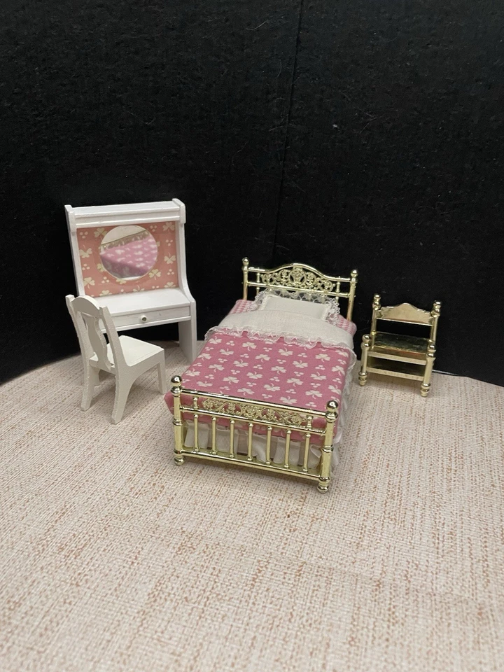 Juego de dormitorio Lundby Pink Heaven: cama y mesita de noche "latón", tocador y silla Foto 1 de 4