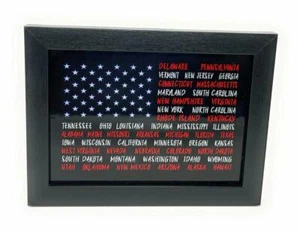 ARTE ENMARCADO BANDERA DE EE. UU. con 50 estados listados 8" x 6" signo patriótico enmarcado - Imagen 1 de 5