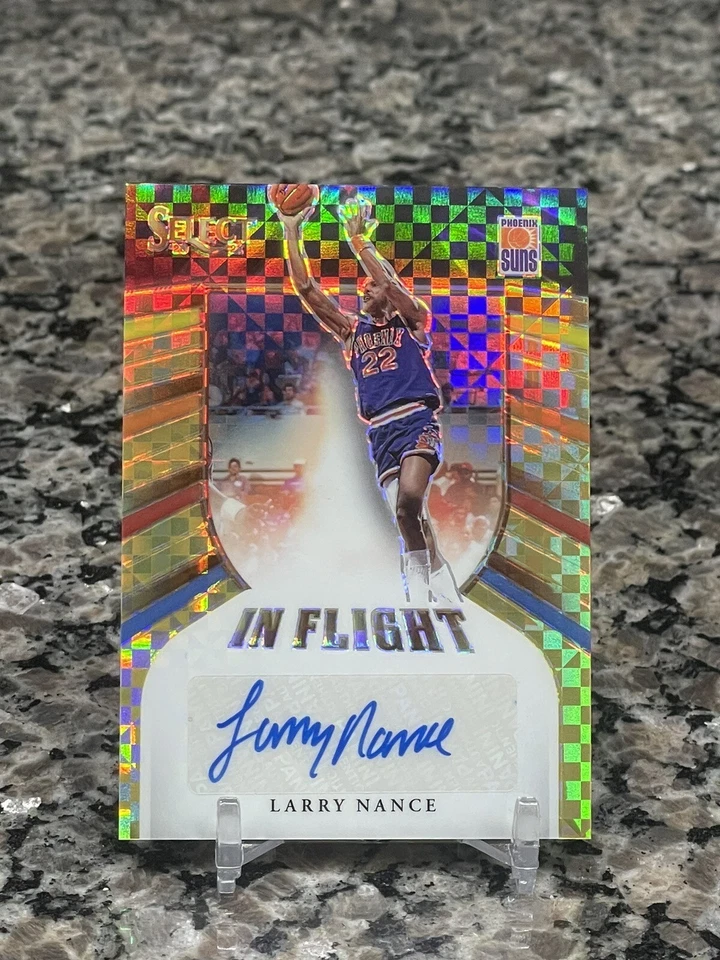Panini Select Larry Nance In Flight Gold Prizm 2020-21 autógrafo automático/10 soles Foto 1 de 2