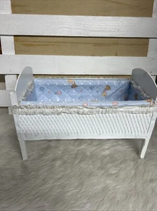 Cuna de cama de muñeca de mimbre tejida blanca vintage para muñecas de 16 pulgadas bebé renacido - Imagen 1 de 8