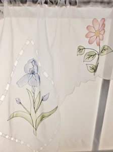 Topper trasparenti floreali tagliati a mano Iris Swag o Valance VINTAGE bianco - Foto 1 di 7
