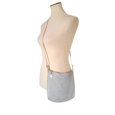 Bolso de mano Whiting and Davis de malla metálica blanca y correa de cuero Foto 1 de 4