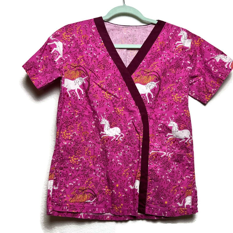 Blusa Médica Hecha a Mano Enfermera Rosa Unicornio Floral Talla XS Cuello en V Kimono Médico  Foto 1 de 4