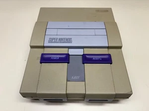 CONSOLE VIDEOGIOCO SUPER NINTENDO SNES FUNZIONANTE SNS-001 *MOSTRA GRANDI CREPE* - Foto 1 di 7