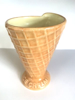 Williams Sonoma Helado Helado Waffle Cono Forma Taza Amarillo Interior Foto 1 de 4