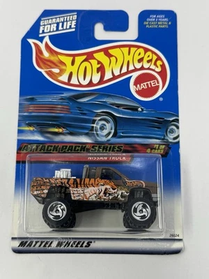 Camioneta pickup Nissan 4x4 marrón serie Attack Pack Hot Wheels #21 A10 Foto 1 de 4