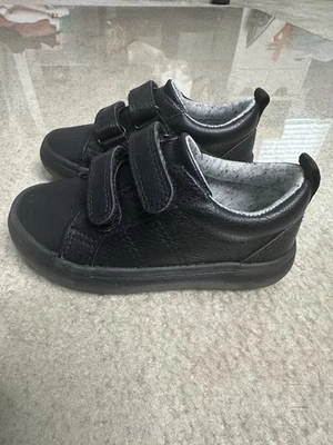 ZAPATILLAS CAT & JACK DINO NEGRAS BEBÉ NIÑO PEQUEÑO TALLA 6 NUEVAS SIN CAJA Foto 1 de 4