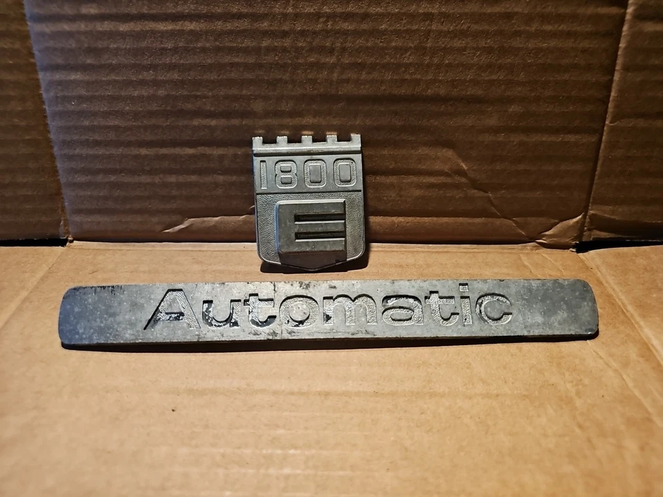 Volvo 1968 1800E automático trunl emblema OEM (A) Foto 1 de 4