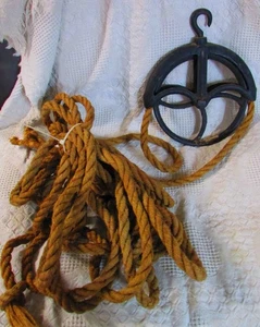 Antico fienile in metallo, puleggia fattoria ruota e corda - Foto 1 di 4