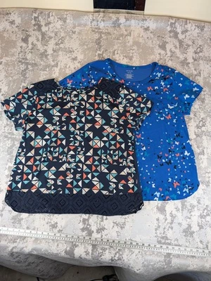 Lote de 2 Top Van Heusen Para Mujer XL Azul Mariposa y Encaje Geométrico Usado en Excelente Condición Foto 1 de 4