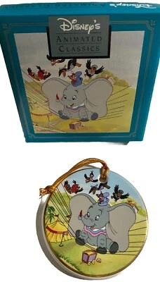 Елочное украшение DUMBO - 1941 Disney's Animated Classics 1990-е винтажное новое в коробке 2 3/8 дюйма круглое - Изображение 1 из 2