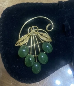 Florale Brosche vergoldet filigran Blatt Zweig natürliche grüne Jade Cabochon - Bild 1 von 5