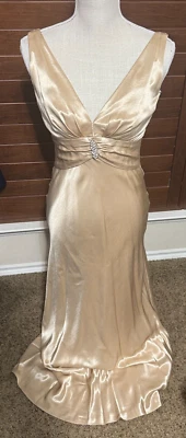 Vestido de Dama de Honor David's Talla 4 Beige Satén Charmeuse Sin Mangas Baile de graduación Foto 1 de 4