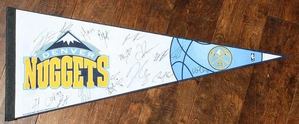 Banderín ABA NBA Denver Nuggets 2013 autografiado por dieciocho jugadores Ty Lawson--- Foto 1 de 1