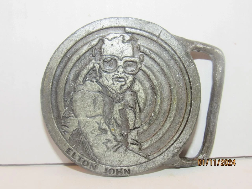 Fantástico~Vintage años 70~ELTON JOHN~Hebilla de cinturón~Estaño~Redondo Foto 1 de 1