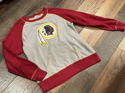 Camisa grande cuello redondo con logotipo gris majestuosa de los Washington Redskins NFL para mujer Foto 1 de 4