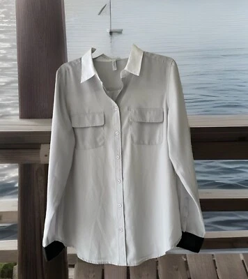 Camisa clásica para mujer gris - cuello blanco doble solapa bolsillos. Puños negros. $18,50 Foto 1 de 4