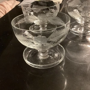 Vintage 4 Glasses Footed Etched Sundae Dish Dessert Bowl - Picture 1 of 3