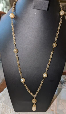 Collar largo colgante de perlas con cadena tono dorado con bolas de filigrana firmado Corea Foto 1 de 4