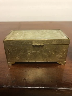 Antigua caja china de estampillas de latón grabado y jade tallado años 20’s Foto 1 de 4