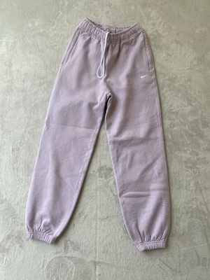 Женские флисовые брюки Nike Solo Swoosh размер XS лавандовый фиолетовый CW5565-530 для тренажерного зала - Изображение 1 из 4