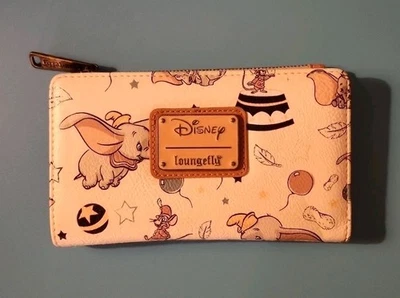 Cartera plegable Loungefly Disney Dumbo con estampado integral con compartimento con cremallera Foto 1 de 4