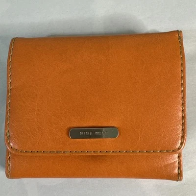 Cartera Nine West color tostado triple pliegue tarjetero imitación cuero cierre a presión Foto 1 de 4