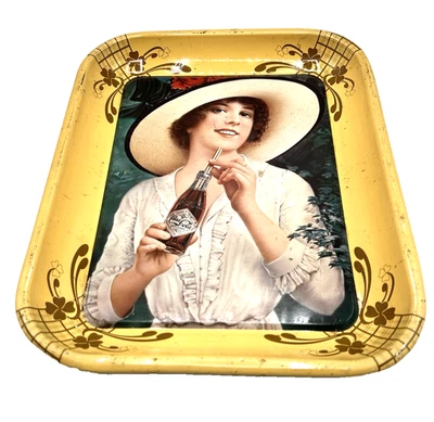 Coca Cola, Serviertablett Portabibite 1977 Jubiläum Frau Kalender 1913 35x28 - Bild 1 von 4