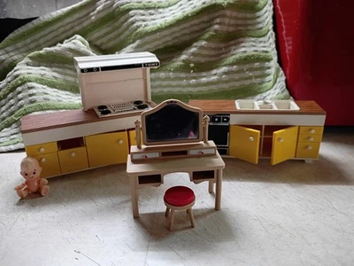 Piezas aleatorias vintage Tomy Smaller Homes, tocador, taburete, fregadero, estufa y bebé Foto 1 de 4