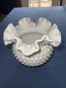 Jarrón Fenton Blanco Hobnail Borde Volantes Vidrio Leche 5" Alto 6” Diámetro - Imagen 1 de 4