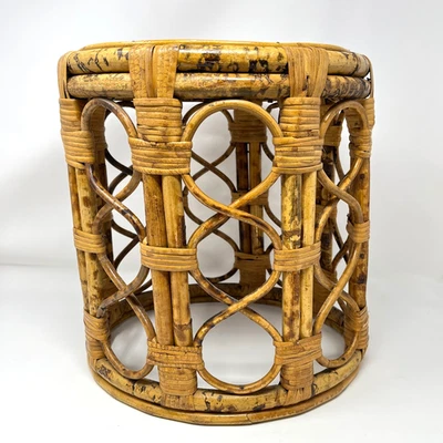 Mesa auxiliar vintage MCM redonda de ratán mimbre bambú caña taburete con soporte para plantas 13" de alto Foto 1 de 4