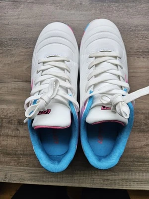 Botines de fútbol marca LOTTO usados para niñas talla 5 blancos/rosa/azul Foto 1 de 4